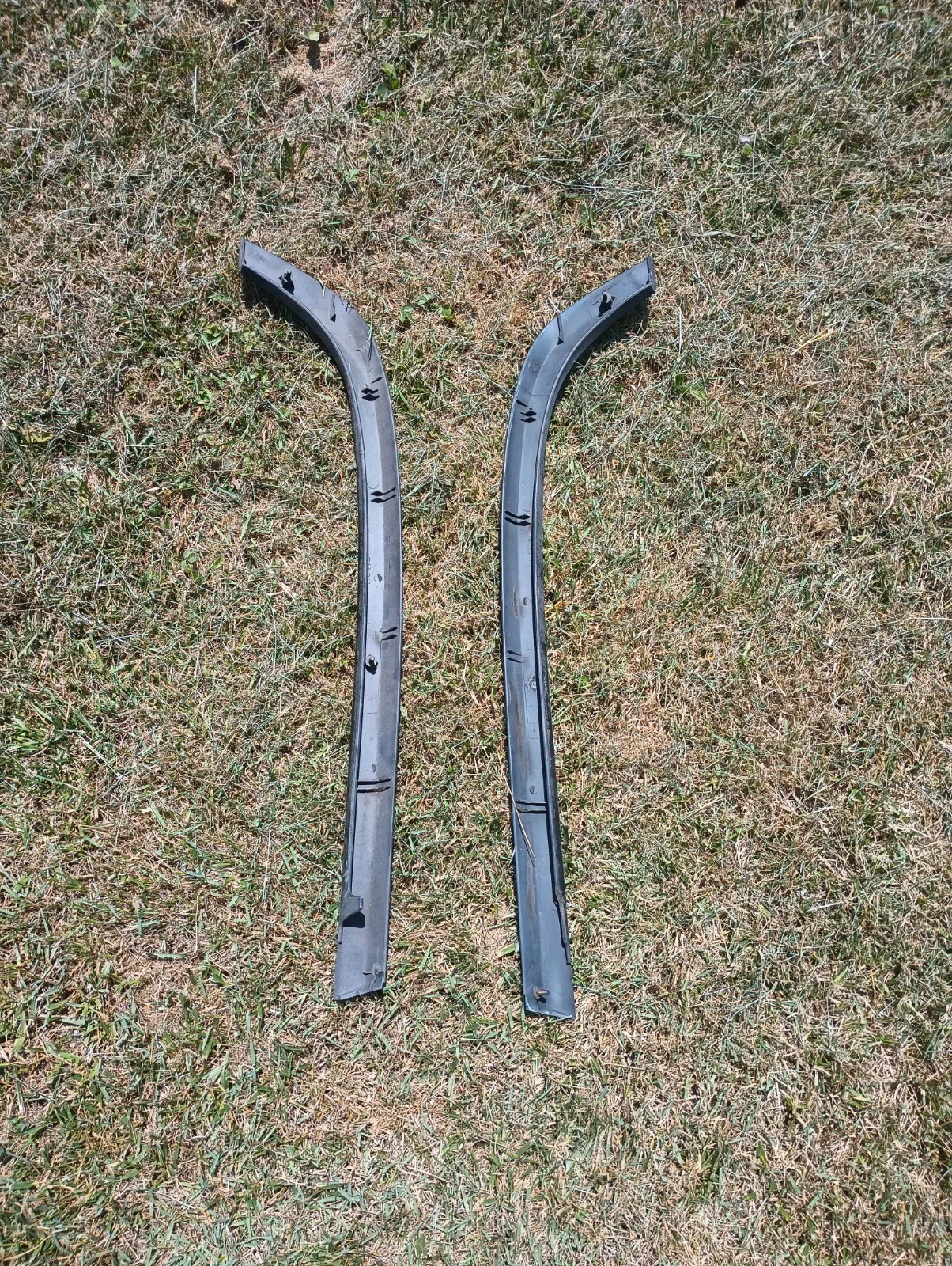 1983-1993 Ford Mustang Convertible Outer trim - Image 2